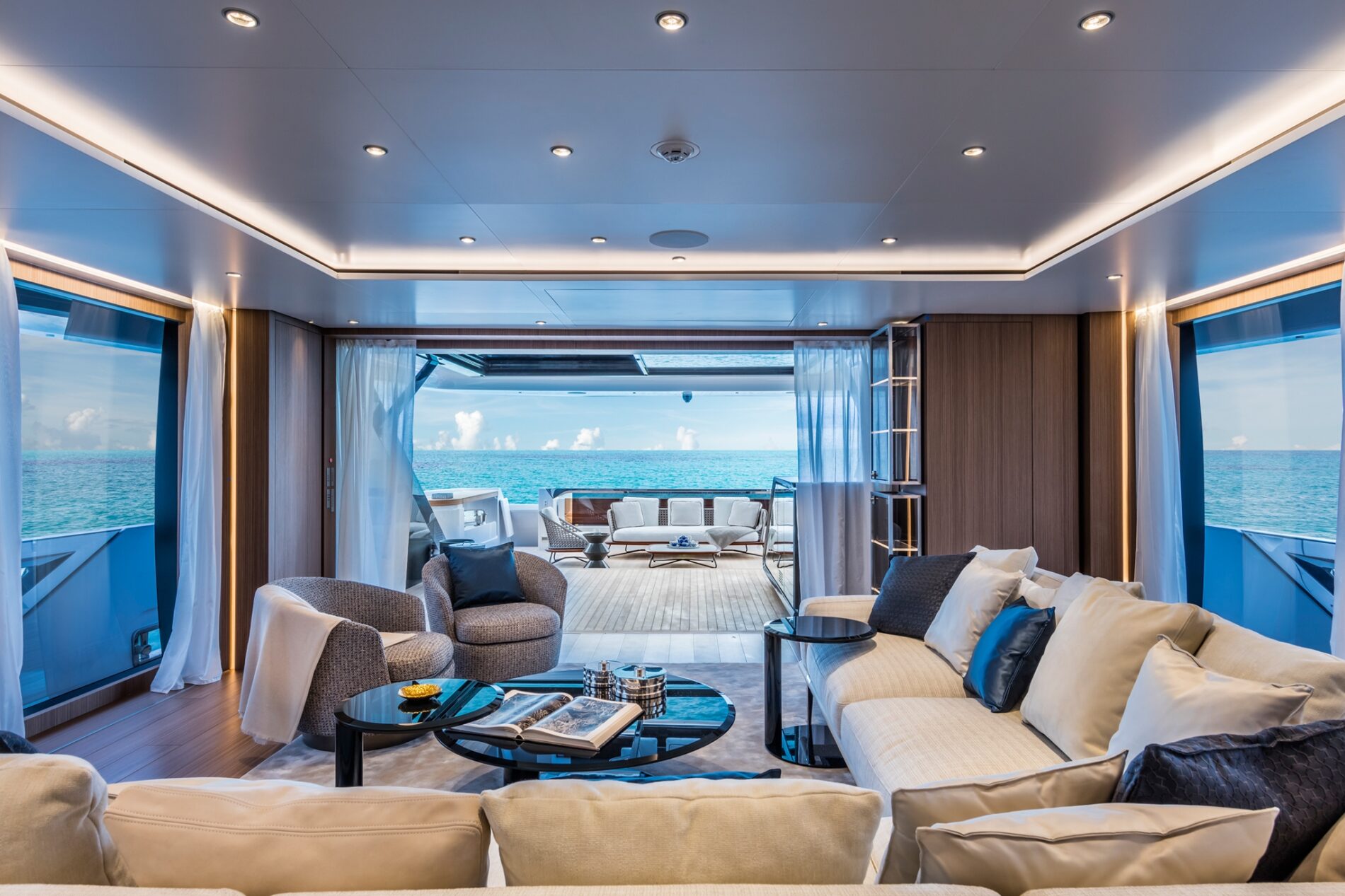 CustomLine120NewMainDeck 0001 31860 1900x1267