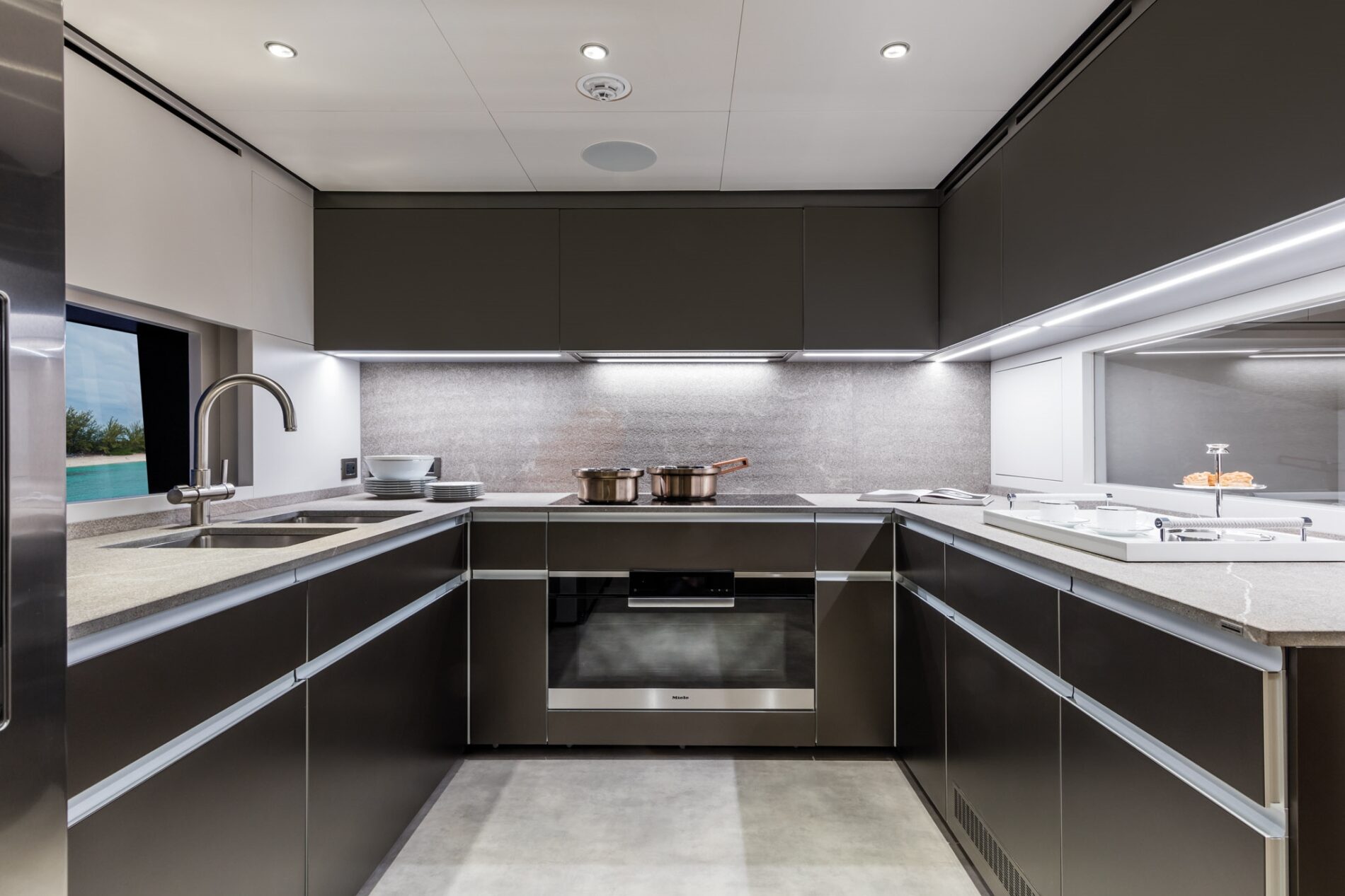 CustomLine120NewMainDeck 0008 31868 1900x1267