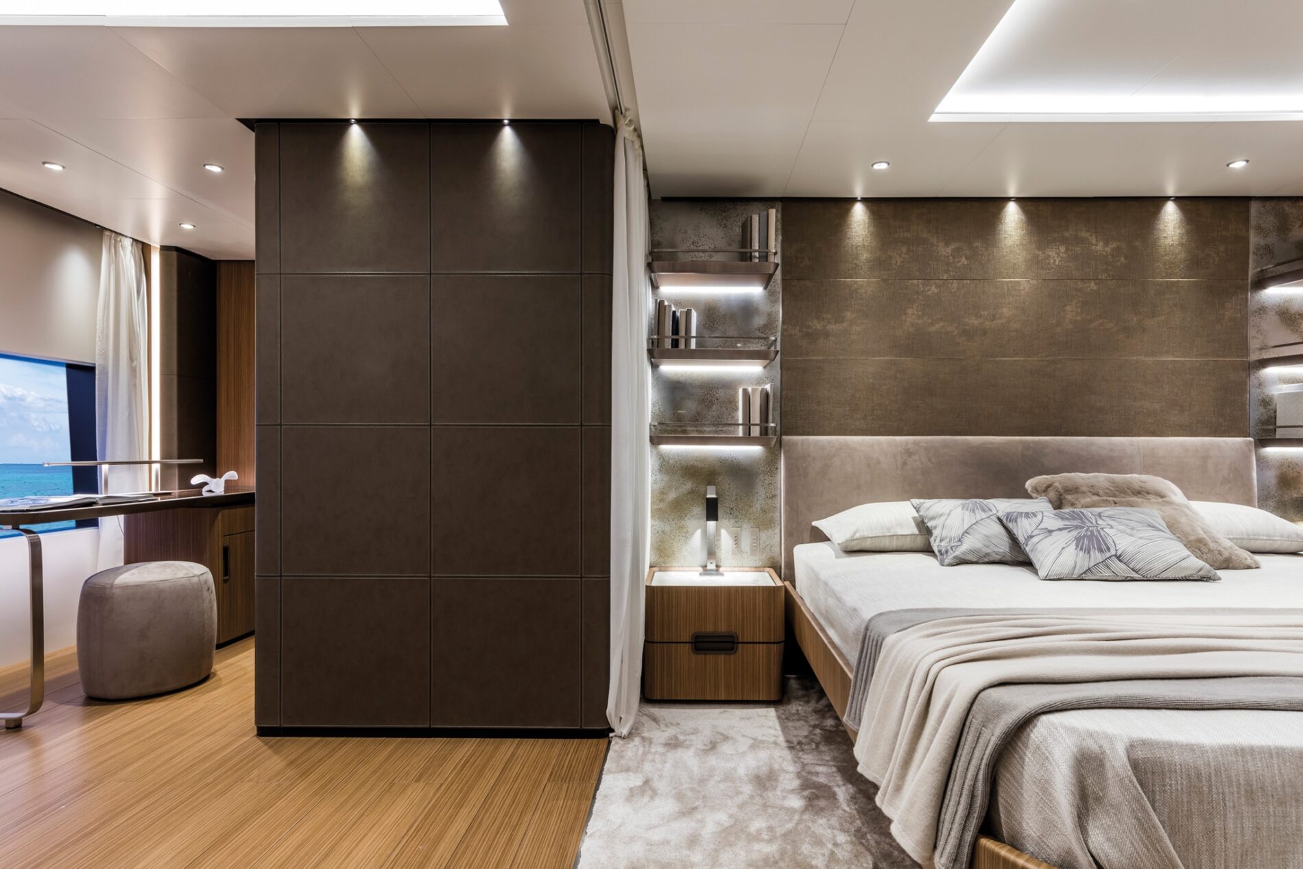 CustomLine120NewMainDeck 0010 31870 1900x1267