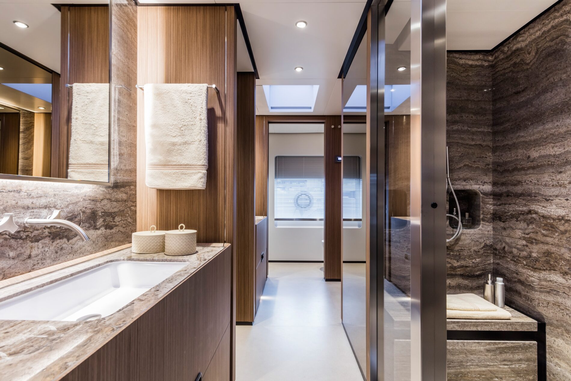 CustomLine120NewMainDeck 0012 31872 1900x1267